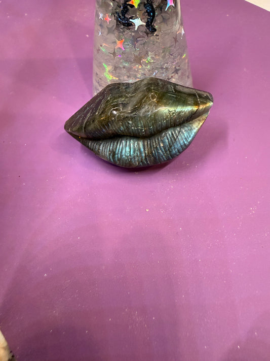 Labradorite carved lips. Flash only on bottom